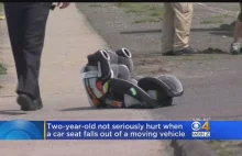 2-letnie dziecko w foteliku wypadło z samochodu na zakręcie