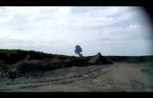 Moment w którym samolot lotu M-17 uderza w ziemię na Ukrainie.