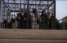 Syryjscy rebelianci wykorzystują ludzi zamkniętych w klatkach jako żywe tarcze