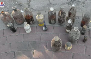 Butelki z toksycznymi chemikaliami w wykopie