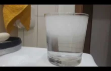 Reakcja ciepłej wody