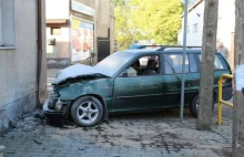 Pijana rozbiła auto. Zostawiła je i zataczając się odprowadziła dzieci do szkoły