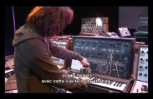 Jean Michel Jarre opowiada o swoich analogowych syntezatorach i na nich gra.