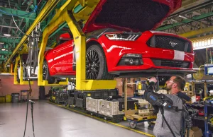 Ford ubierze pracowników swoich fabryk w egzoszkielety