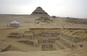 Polacy badają fosę wokół najstarszej piramidy świata.