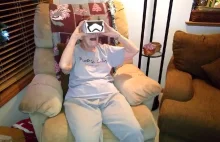 Babcia jeździ na wirtualnym rollercoasterze