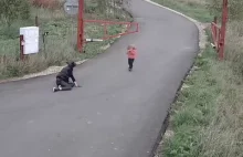 Madka pokazuje dzieciom jak się jeździ quadem.