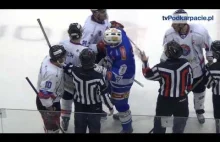 Ostre zagranie podczas meczu hokeja - Ciarko PBS Sanok vs Unia Oświęcim