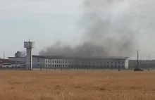 Bunt w więzieniu we Francji. Nad budynkami unosi się dym