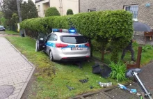 Radiowóz wjechał w ogrodzenie. Policjant dostał mandat.
