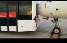 Cofający autobus uderzył w samolot