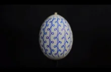 Świąteczne jajka w świetle stroboskopowym.