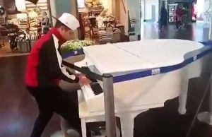 Gdy w centrum handlowym stoi fortepian...