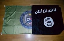 Znany mitoman Archer sprzedaje flagę ISIS zdobytą przez "Gniew Eufratu"