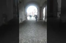 +18 - mężczyzna spaceruje NAGO po Gdańsku