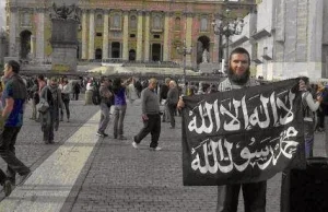 Muzułmanie przed Bazyliką św. Piotra: „Czy kochasz Allaha?”
