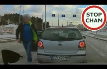 Plujek w Volkswagenie - agresja na drodze, szarpanie za drzwi i plucie