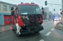 Zderzenie na Bemowie. Zniszczony wóz strażacki, dziecko w szpitalu