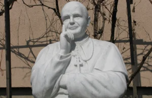 Wykopowy ranking najgorszych pomników Jana Pawła II
