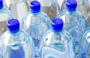 Woda butelkowana to pic na wodę. Czym różni się od kranówki?