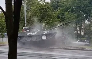 Białoruś – W centrum Mińska czołg jadący z dużą prędkością wpadł w poślizg...