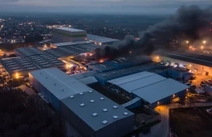 Wielki pożar hali produkcyjnej koło Turku. Nagranie z drona
