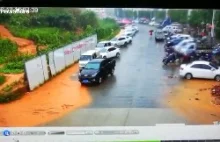 Moment, w którym osuwisko zmiata z ulicy zaparkowane samochody