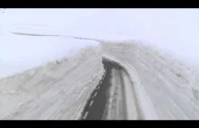 Tunel śnieżny na drodze w Japonii