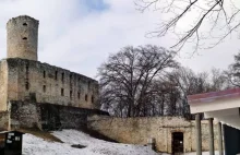 Betonowy punkt obsługi turystów na dziedzińcu średniowiecznego zamku Lipowiec