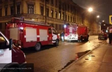 W Petersburgu płonący mężczyzna spadł z dachu na przechodzącą kobietę.