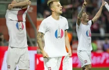 Kamil Grosicki strzela gola i pokazuje koszulkę "PRAY FOR PARIS"