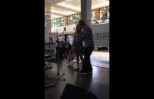 Ed Sheeran zaskakuje dziewczynę śpiewającą jego piosenkę w supermarkecie.