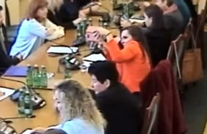 Dyskusja poczeka, najpierw selfie! Poseł Jachira robi show na zebraniu w Sejmie
