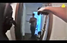 Policjanci wyważają drzwi i zabijają nożownika