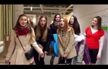Dziewuszki śpiewające w sklepie IKEA