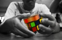 Młody chłopak na zawodach w układaniu kostki Rubika