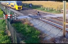 Rowerzysta ucieka przed śmiercią na niestrzeżonym przejeździe kolejowym