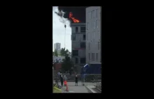 Ratowanie pracownika z płonącego dachu za pomocą dźwigu.