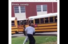 Nauczyciel przerywa walkę dwóch uczniów