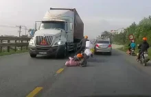 Matka i jej dziecko unikają zderzenia z ciężarówką