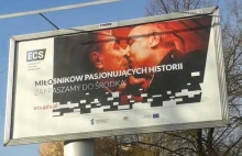Narodowcy oburzeni na billboard, bo promuje gejów. A to fotka Breżniewa i Gierka