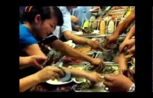 Walka o jedzenie w Wietnamskiej restauracji.