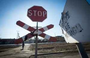 Wielkopolska. Wypadek na torach, matka z dwójką dzieci w szpitalu.