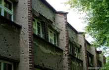 Ślady po kulach z czasów II wojny światowej na budynku szkoły