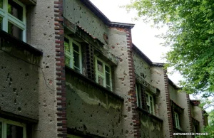 Ślady po kulach z czasów II wojny światowej na budynku szkoły