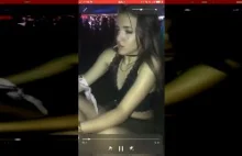 Dziewczyna świetnie się bawi w klubie