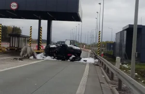 BMW uderzyło w nieczynny punkt poboru opłat na S8. Licznik zatrzymał się...