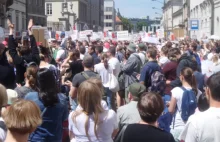 Masowe protesty przeciw przymusowi szczepień – co łączy Włochy i Polskę?