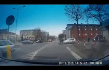Elka potrąca rowerzystę na ulicy.