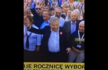 Taniec Kwaśniewskiego na marszu KOD hitem sieci (video)